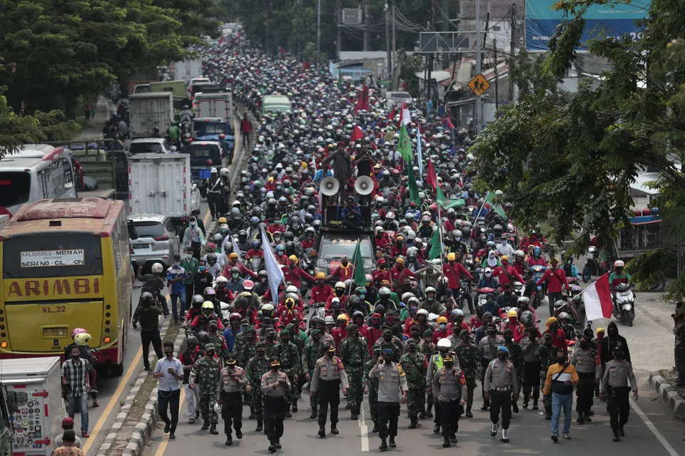 Biểu tình chống dự luật việc làm mới ở Indonesia biến thành bạo loạn