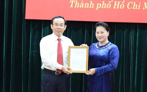 Chủ tịch Quốc hội Nguyễn Thị Kim Ngân đã trao quyết định của Bộ Chính trị về việc cho ông Nguyễn Văn Nên thôi giữ chức Chánh văn phòng Trung ương Đảng.