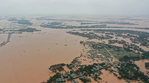 Con nước đục ngầu chia cắt nhiều thôn xóm ở xã Triệu Giang (huyện Triệu Phong, tỉnh Quảng Trị) 