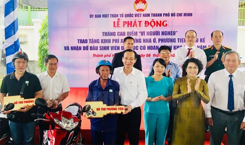 Phó Chủ tịch Thường trực UBND TP Lê Thanh Liêm và Chủ tịch Ủy ban MTTQ Việt Nam TPHCM Tô Thị Bích Châu trao phương tiện cho các gia đình chính sách khó khăn.