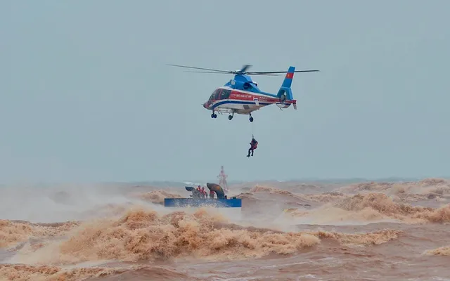 Lực lượng Đặc công nước và tổ bay trực thăng của Bộ Quốc phòng cứu hộ thuyền viên.