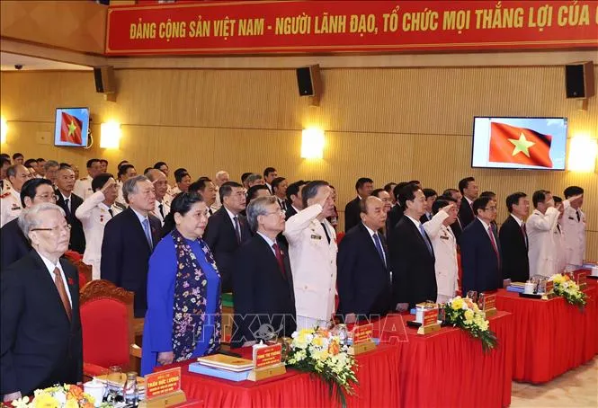  Thủ tướng Chính phủ Nguyễn Xuân Phúc cùng các đại biểu thực hiện nghi thức chào cờ. 