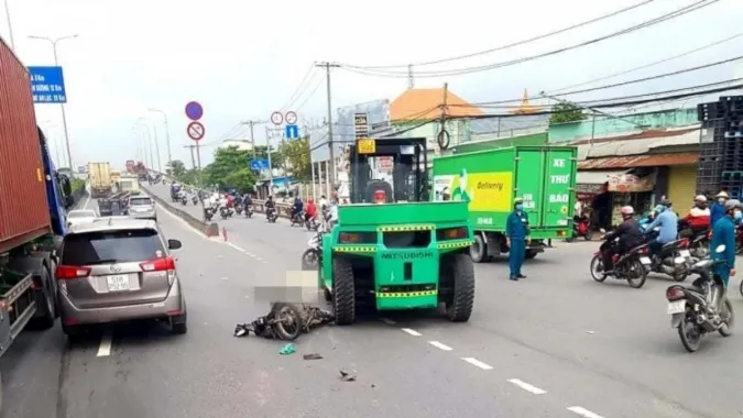 Tin tức tai nạn giao thông hôm nay 13/10/2020: Xe nâng kéo lê xe máy ở Sài Gòn, 1 người tử vong tại chỗ ảnh 1