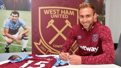 West Ham có chữ ký của Craig Dawson