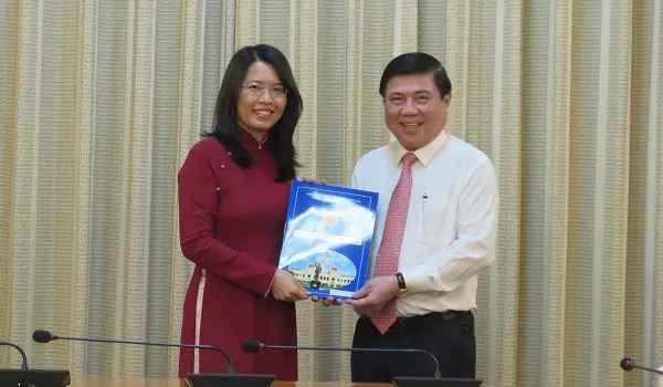 Chủ tịch UBND TP Nguyễn Thành Phong trao quyết định cho bà Nguyễn Thị Ánh Hoa 