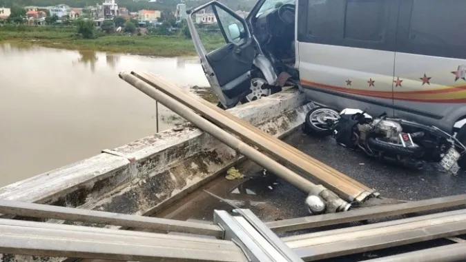 Tin tức tai nạn giao thông hôm nay 16/10/2020: Tai nạn liên hoàn trên cầu, xe khách suýt rơi xuống sông ảnh 1