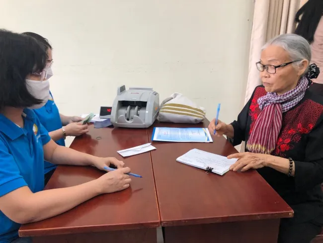Bà Lê Thị Nhân ở phường 3, quận Gò Vấp, cán bộ hưu trí, cựu tù chính trị, hiện là chủ nhiệm Câu lạc bộ Hội Mẹ truyền thống kháng chiến, bà ủng hộ chương trình số tiền 20 triệu đồng.