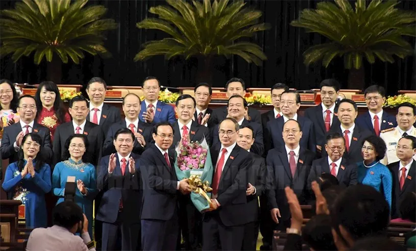 Đồng chí Nguyễn Thiện Nhân, Ủy viên Bộ Chính trị, Trưởng đoàn ĐBQH TPHCM, được Bộ Chính trị phân công theo dõi, chỉ đạo Đảng bộ TPHCM tặng hoa chúc mừng Ban Chấp hành Đảng bộ TPHCM khóa XI.
