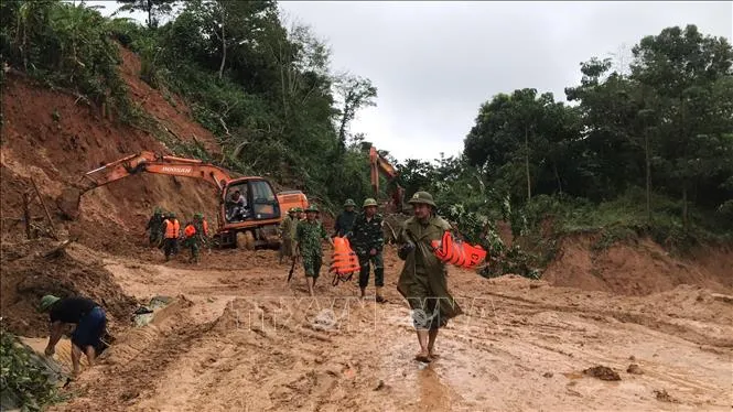 Lực lượng cứu hộ cứu nạn của địa phương tiếp cận hiện trường tại huyện Hướng Hóa, tỉnh Quảng Trị.