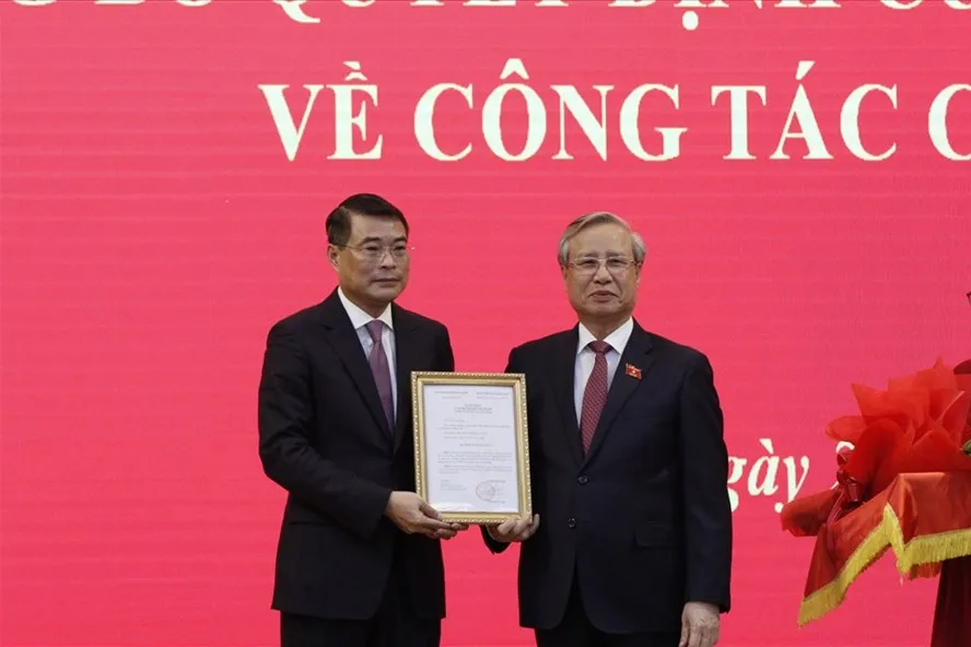 Thường trực Ban Bí thư Trần Quốc Vượng trao quyết định của Bộ Chính trị cho đồng chí Lê Minh Hưng