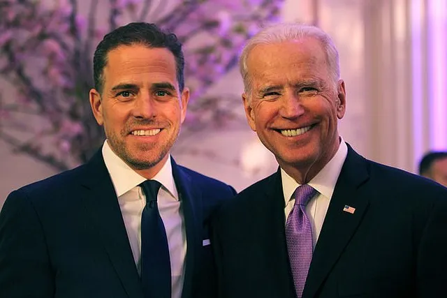 Cựu phó tổng thống Mỹ Joe Biden và con trai Hunter Biden. (Ảnh: Getty)