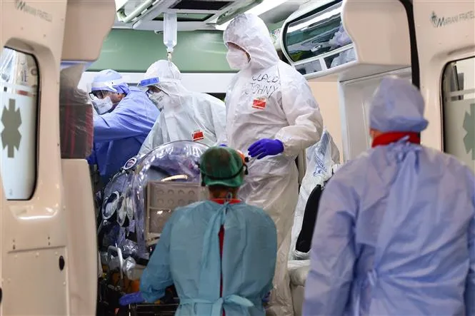  Nhân viên y tế chăm sóc bệnh nhân nhiễm COVID-19 tại Milan, Italy, ngày 19/10/2020. Ảnh: AFP/TTXVN