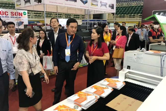 Giám đốc Sở Công Thương TPHCM Bùi Tá Hoàng Vũ tham quan máy móc tại triển lãm VietAd 2020