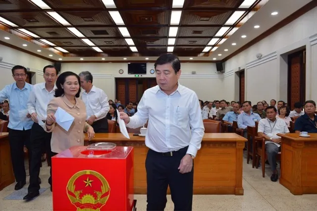 Chủ tịch UBND Nguyễn Thành Phong cùng các lãnh đạo Thành phố quyên góp ủng hộ đồng bào miền Trung.  