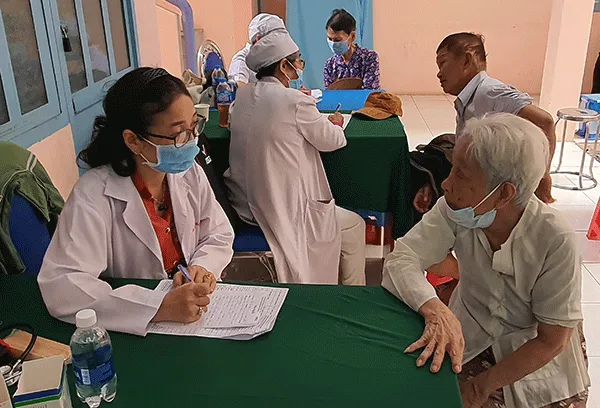 Tặng quà, khám bệnh cho hơn 300 hộ dân ở huyện Bình Chánh