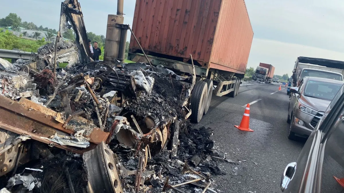 Tin tức tai nạn giao thông hôm nay 27/10/2020: Hai xe container cháy rụi trên cao tốc TPHCM – Trung Lương ảnh 1