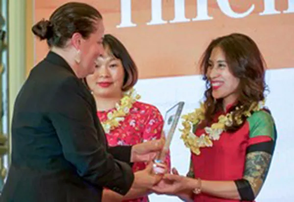 Ban Tổ chức trao giải cho chị Trần Thị Như Hoa