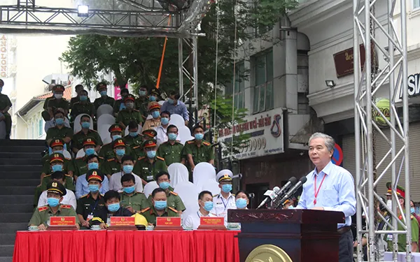 Phó Chủ tịch UBND TPHCM Ngô Minh Châu phát biểu chỉ đạo cuộc diễn tập phương án chữa cháy, cứu nạn cứu hộ tại tòa nhà Vietcombank Tower, quận 1.