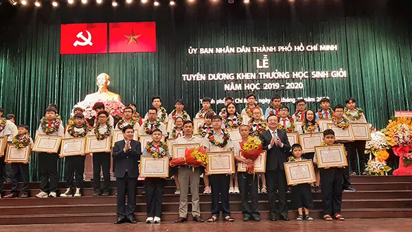 Lễ tuyên dương khen thưởng 493 học sinh giỏi tiêu biểu năm học 2019-2020.
