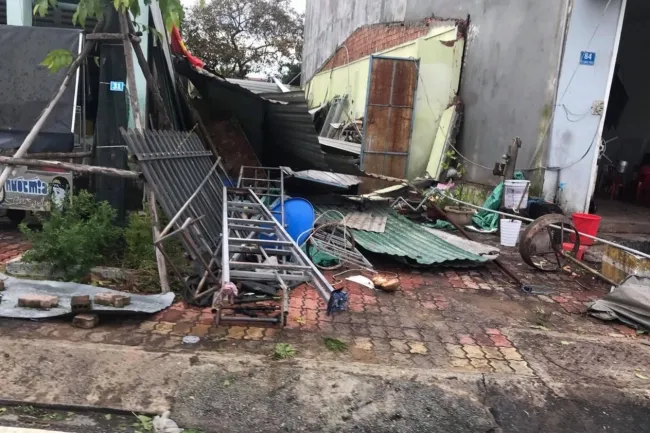 Nhiều khu vực tại tỉnh Quảng Ngãi bị thiệt hại khi cơn bão số 9 đi qua. - Ảnh: QĐND