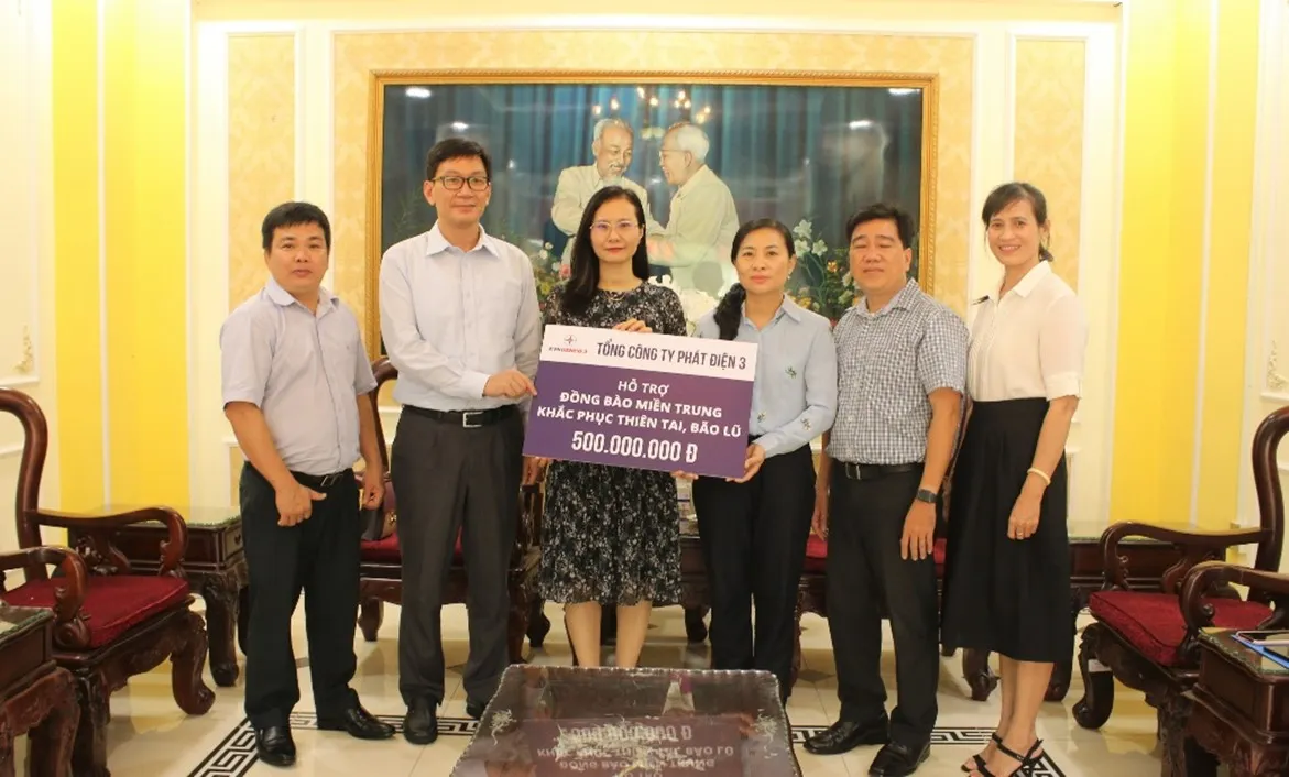Đại diện Lãnh đạo Tổng Công ty Phát điện 3 trao tặng  tiền ủng hộ đồng bào miền Trung cho Ủy ban Mặt trận Tổ quốc Việt Nam TPHCM.