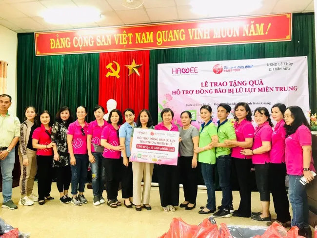 Hội Nữ Doanh nhân TPHCM vận động 1 tỷ đồng và 2.000 phần quà tặng đồng bào miền Trung. 
