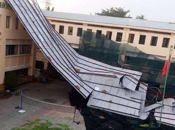 Học sinh trường Bình Phú (quận 6) được nghỉ 2 ngày để khắc phục sự cố bay mái tôn