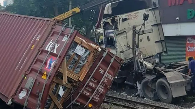 Tin tức tai nạn giao thông hôm nay 5/11/2020: Tàu hỏa Bắc-Nam tông gãy đôi xe container ảnh 1