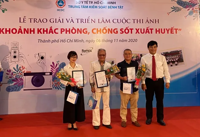 Bác sĩ khuyên khoa 2 Huỳnh Ngọc Thành- Phó Giám đốc Trung Tâm Kiểm Soát bệnh Tật TPHCM tặng hoa chúc mừng Ban giám khảo cuộc thi.