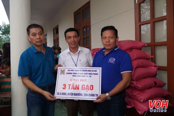 Đài Tiếng Nói Nhân Dân TPHCM và Đài PTTH Hà Nội thăm và tặng quà vùng rốn lũ 3