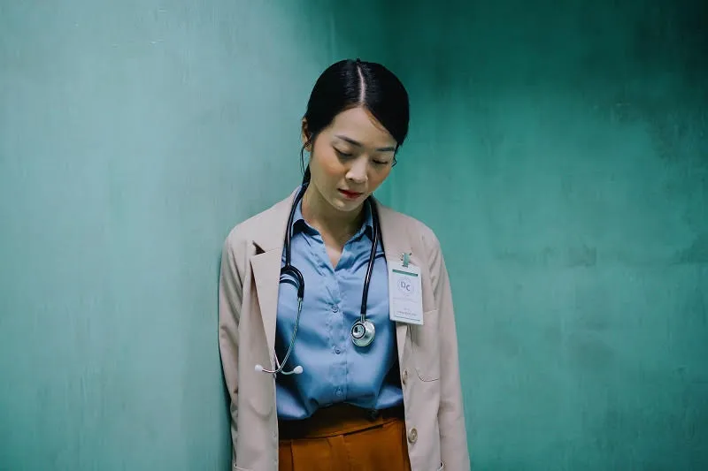  Karen Nguyễn trở thành nữ bác sĩ xinh đẹp trong Người Cần Quên Phải Nhớ