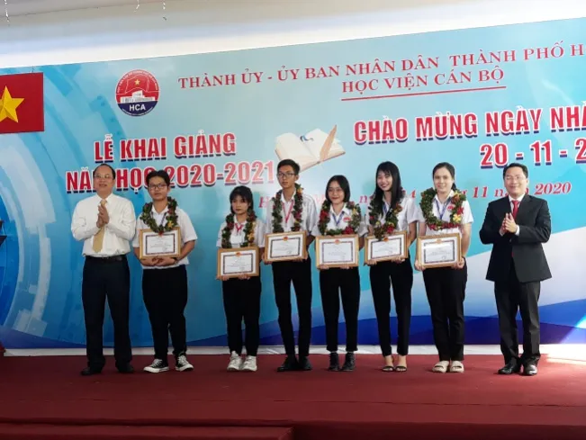 Phó Bí thư Thành ủy Nguyễn Hồ Hải và ông Nguyễn Tấn Phát -Giám đốc Học viện Cán bộ trao tặng giấy khen cho các tân sinh viên đạt điểm cao trong kỳ thi Đại học năm học 2020-2021