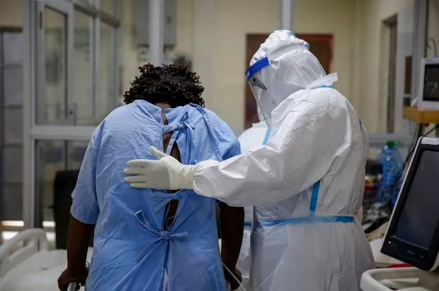 Nhân viên y tế đang chăm sóc một bệnh nhân COVID-19 tại Kenya hôm 3/11