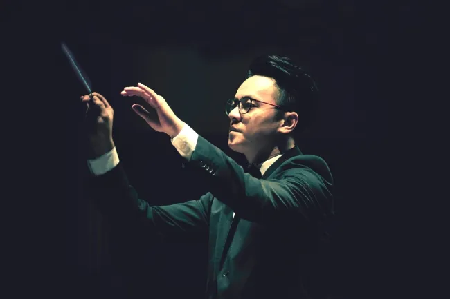 Chương trình có sự dàn dựng và chỉ huy của nhạc trưởng Trần Nhật Minh. 