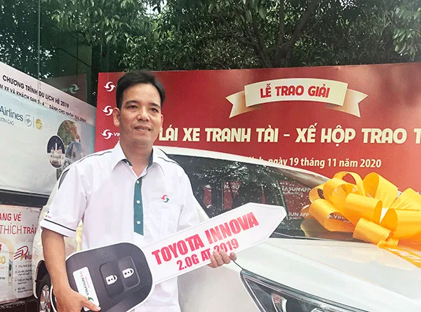 Trao thưởng ô tô cho lái xe taxi phục vụ khách hàng tận tâm