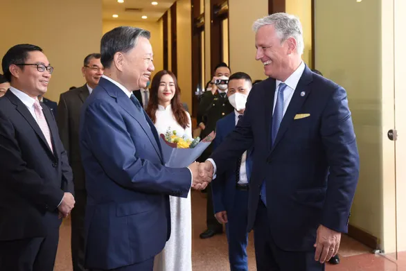 Bộ trưởng Bộ Công an Việt Nam Tô Lâm (trái) bắt tay chào hỏi cùng cố vấn An ninh quốc gia Mỹ Robert O’Brien 