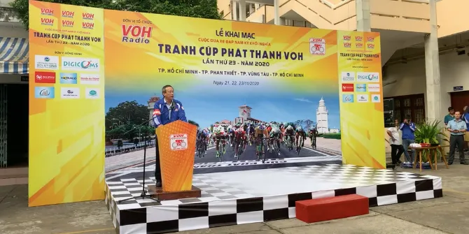 Ông Lê Công Đồng, Trưởng ban tổ chức phát biểu khai mạc Cuộc đua xe đạp Nam Kỳ Khởi Nghĩa 2020.
