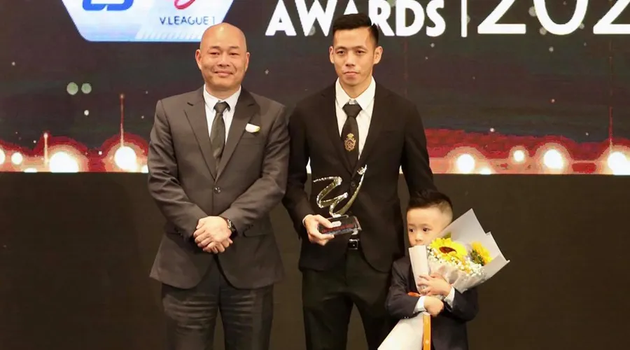 Văn Quyết giành giải thưởng Cầu thủ xuất sắc nhất V-League 2020