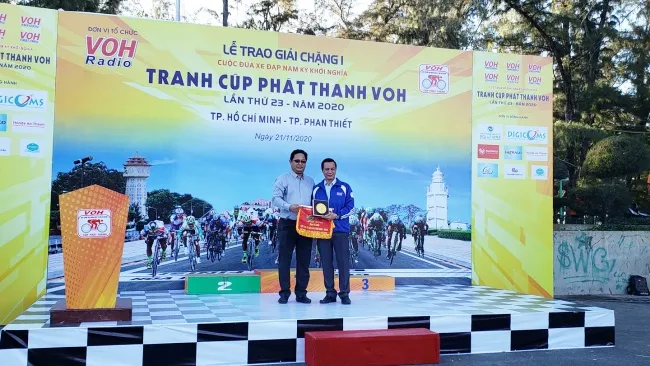 Ông Nguyễn Nam Tuấn - Phó Giám đốc Đài TNND TPHCM trao cờ lưu niệm đến ông Võ Thành Huy (trái) - Phó Giám đốc Sở VH-TT-DL tỉnh Bình Thuận.  