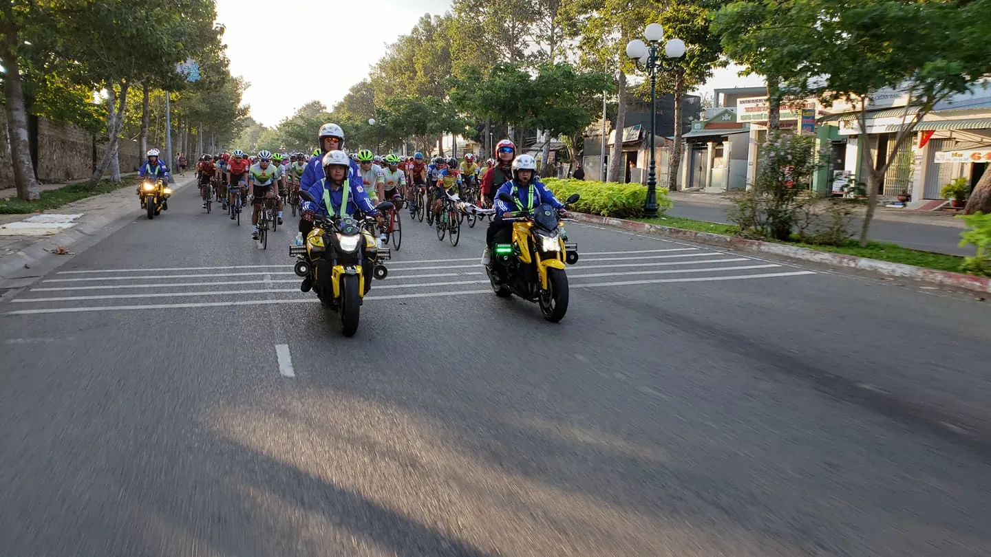 Các tay đua chính thức xuất phát tranh tài chặng đua 135 km từ TP Vũng Tàu về Huyện Hóc Môn (TPHCM). 