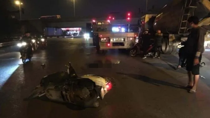 Tin tức tai nạn giao thông hôm nay 1/12/2020: Đi xe máy té ngã, người phụ nữ bị xe container cán tử vong ảnh 3