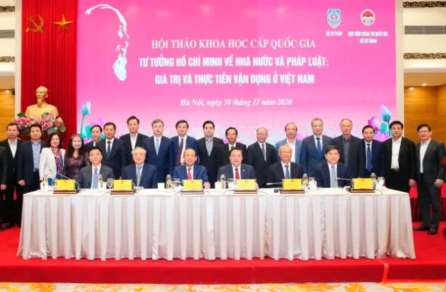 Phó Thủ tướng Thường trực Chính phủ Trương Hòa Bình cùng các đồng chí lãnh đạo chụp ảnh lưu niệm với Ban tổ chức Hội thảo. Ảnh: VGP/ Toàn Thắng
