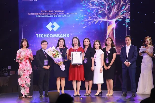 Bà Nguyễn Ngọc Duệ - Phó Giám Đốc Khối Quản trị nguồn Nhân lực Techombank nhận giải thưởng Lãnh đạo Nhân sự ứng biến xuất sắc nhất trong bối cảnh COVID-19.
