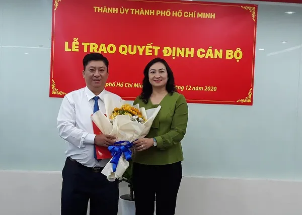 Bà Phan Thị Thắng - Phó Chủ tịch UBND TPHCM trao quyết định và tặng hoa chúc mừng ông Lương Quốc Chiến.