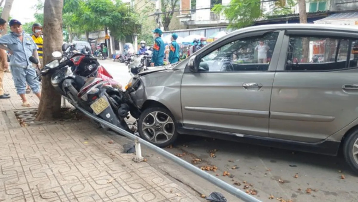 Tin tức tai nạn giao thông hôm nay 12/12/2020: Ôtô tông liên hoàn 4 xe máy, 2 người bị thương nặng ảnh 1