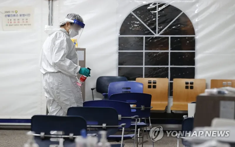 Hàn Quốc: Số ca nhiễm mới COVID-19 lần đầu gần chạm ngưỡng 1.000 ca một ngày