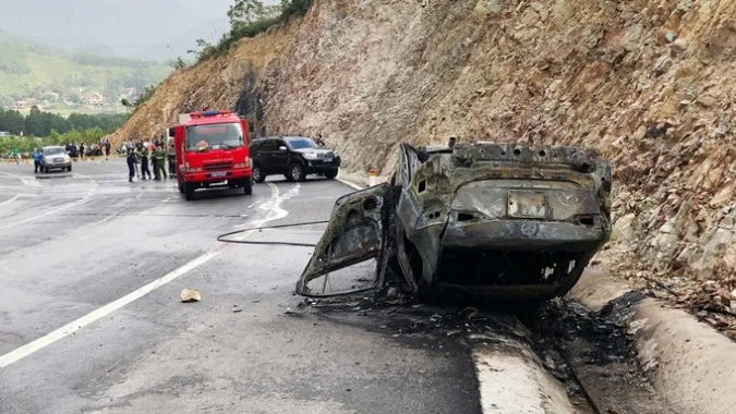 Tin tức tai nạn giao thông chiều ngày 14/12: Ôtô đâm vào vách núi bốc cháy, 1 người tử vong, 2 người bị thương ảnh 1
