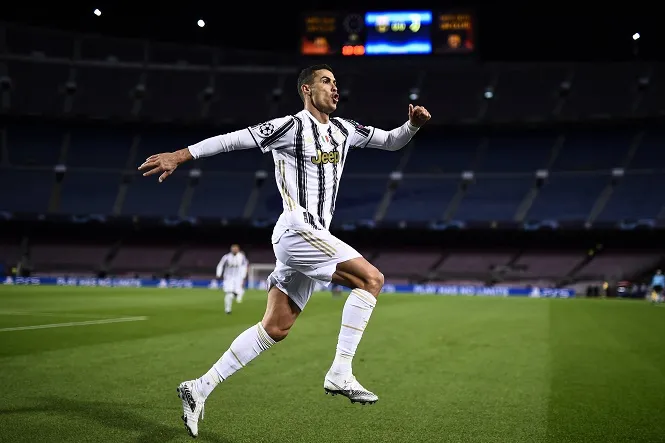 Ronaldo ghi bàn vào lưới Genoa