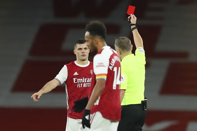 Xhaka phải nhận thẻ đỏ sau hành vi không đẹp với cầu thủ Burnley