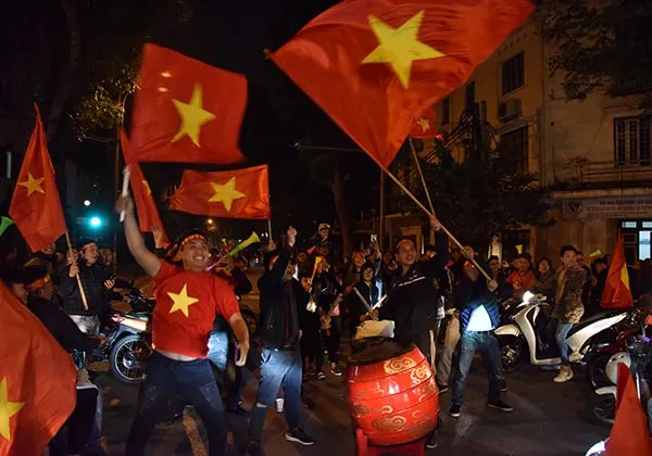 NHM đổ ra đường ăn mừng sau chiến thắng của ĐT Việt Nam